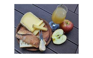 CHOOSE FRUIT JUICE PAIRING WITH CHEESE FOR A LUNCH IN ATHENS.